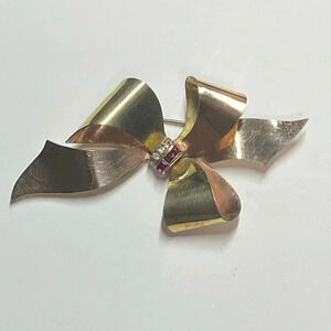 VINTAGE, TAYLORED 12K GOLD-FILLED BROOCH WITH WHITE & RED CRYSTALS.